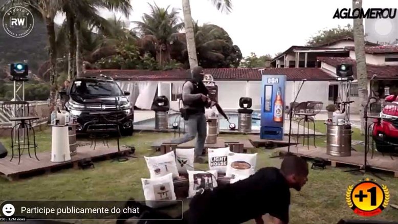 Operação policial interrompe com tiros e helicóptero live do grupo Aglomerou