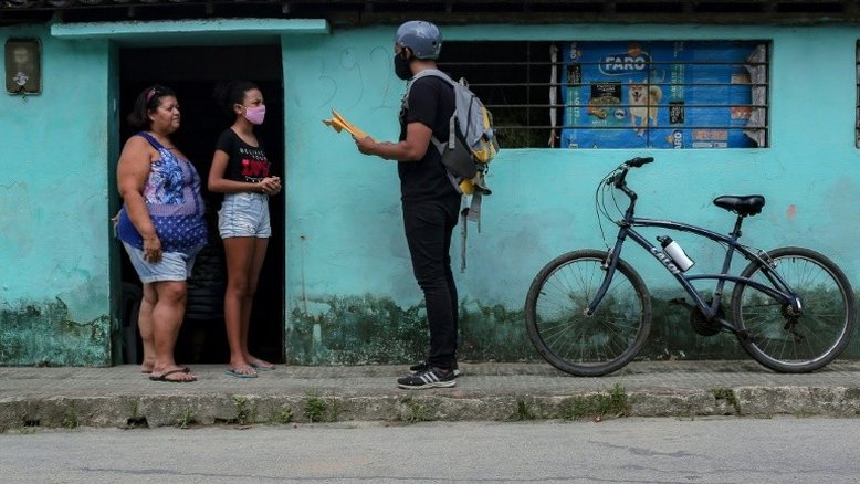 Professor leva lição até a casa dos alunos de comunidade pernambucana