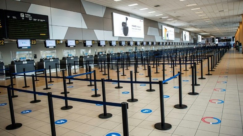 Aeroporto de Lima reabre silencioso e vazio