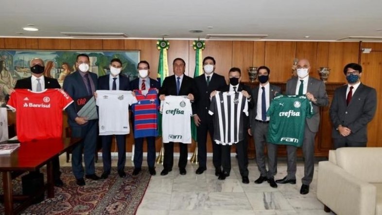 Bolsonaro veste camisas de times, mas recusa pedido para usar a do Corinthians
