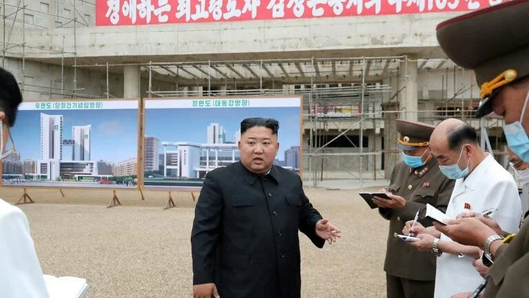 Kim Jong-un demite responsáveis por obra de hospital de Pyongyang
