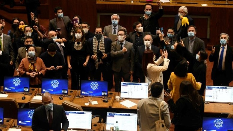 Reforma da previdência da era Pinochet avança no Senado