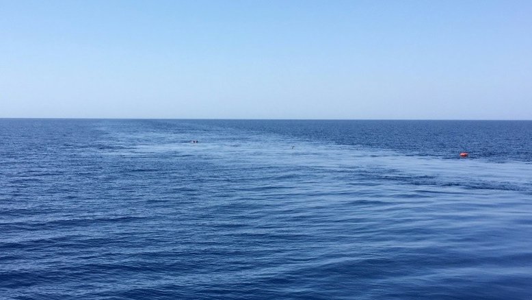 Cerca de cem migrantes à deriva no Mediterrâneo, diz OIM