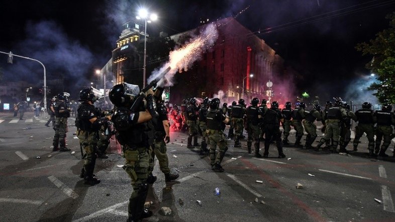 Mais de 70 detenções após manifestações violentas na Sérvia contra gestão da pandemia