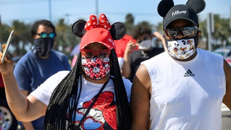 Fãs movimentam as lojas da Disney na Califórnia, mas  parque permanece fechado
