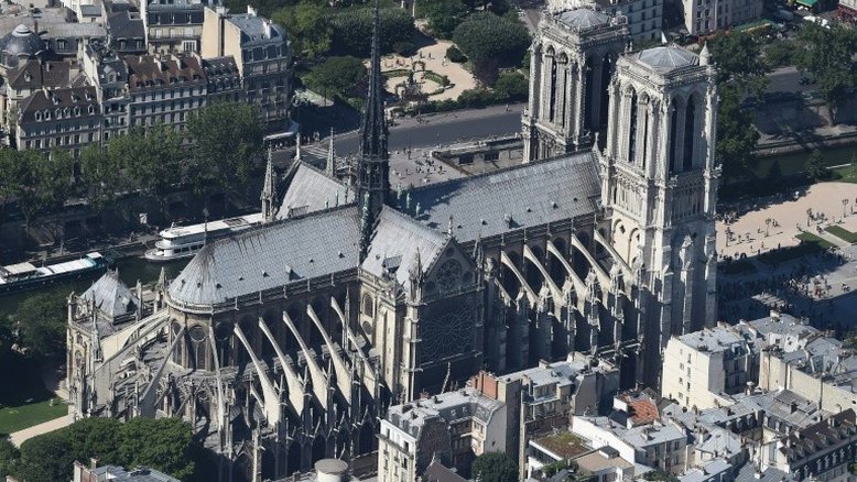 Consenso na França para reconstrução da agulha de Notre Dame