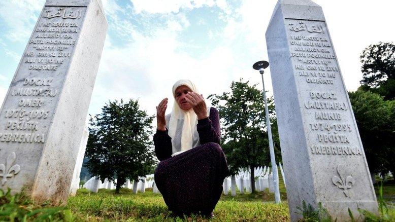 Muçulmanos da Bósnia recordam as vítimas 25 anos após o massacre de Srebrenica
