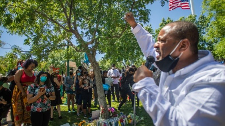 EUA: Homem negro encontrado enforcado em árvore cometeu suicídio, diz polícia