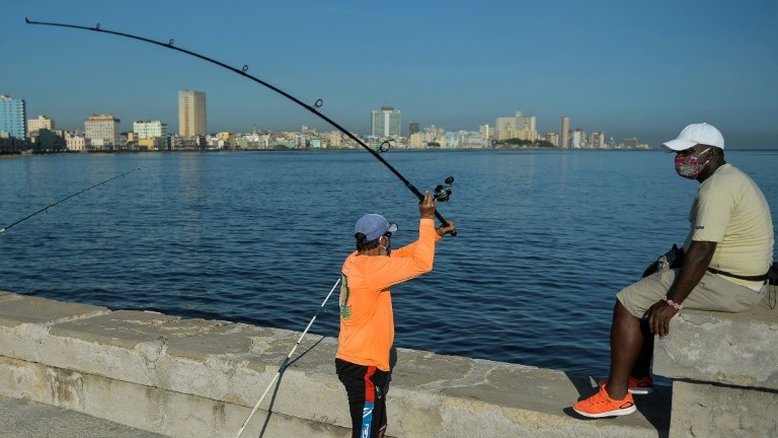 Máscaras dominam Malecón no início do desconfinamento em Havana
