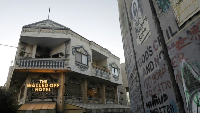 Banksy doará dinheiro de leilão de uma de suas obras a hospital palestino