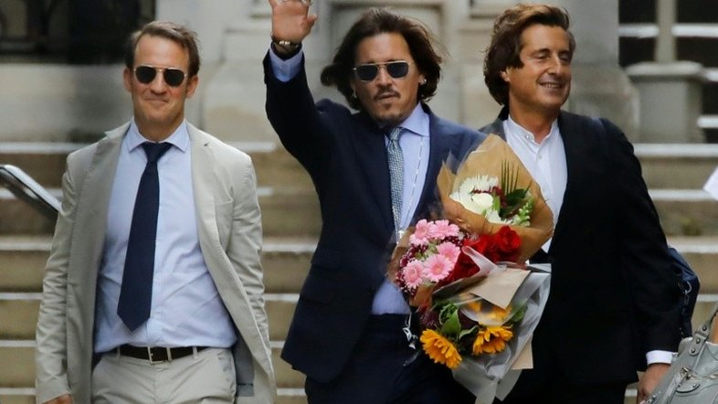 Johnny Depp tenta demonstrar violência de ex-esposa durante julgamento