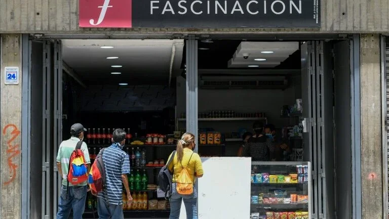 Farinha ao invés de sapatos: lojas em Caracas mudam por pandemia
