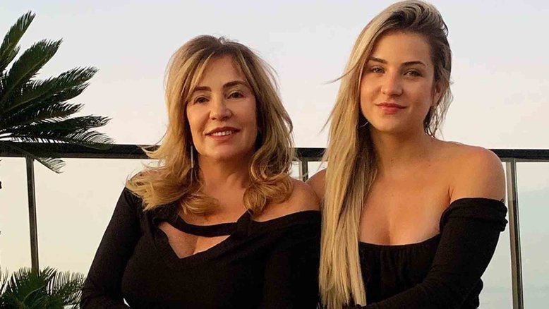 Mãe de Gabi Martins é atingida por banco na rua