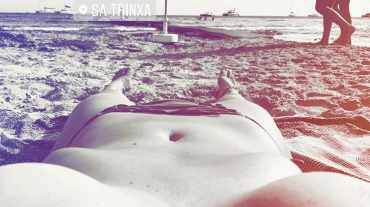 Luana Piovani sensualiza bem à vontade fazendo topless em Ibiza