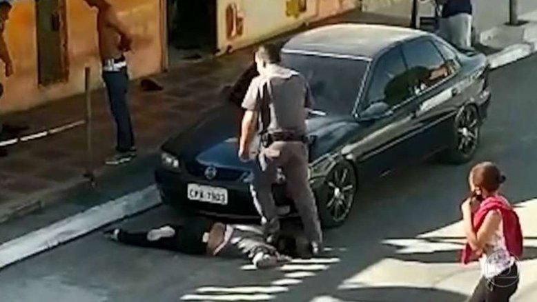 SP: Policiais são denunciados por pisar em pescoço de mulher