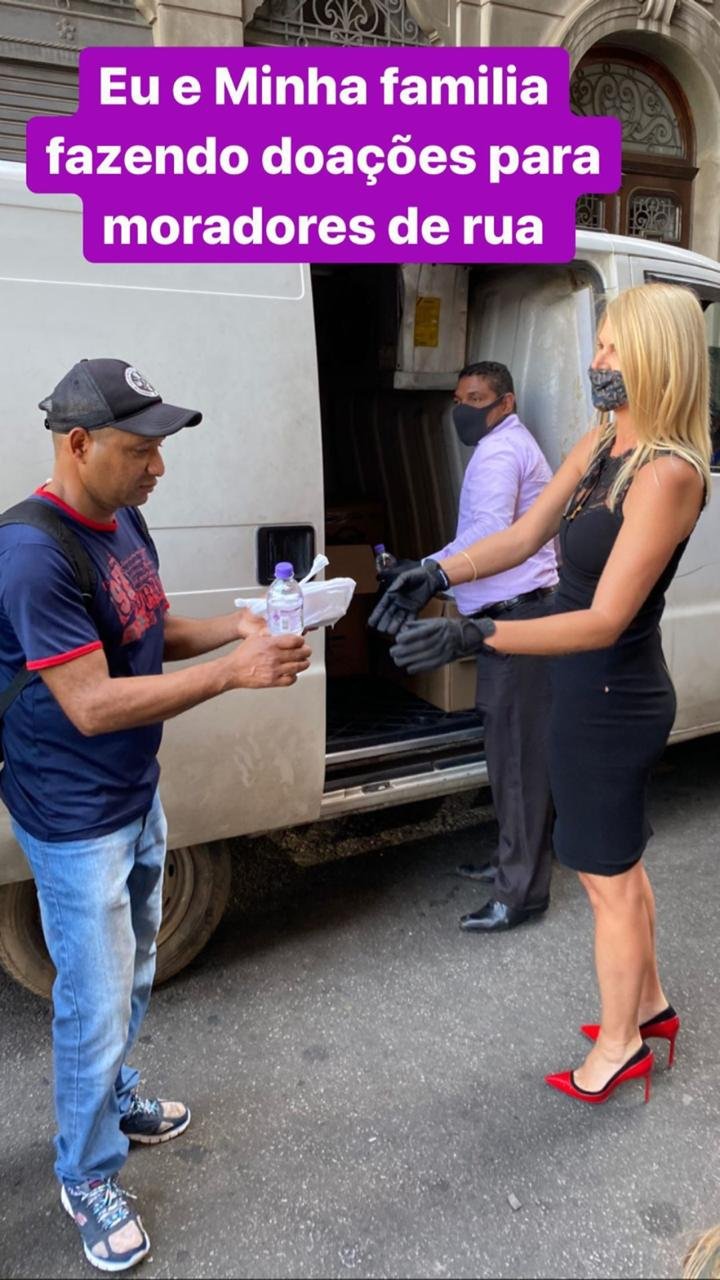 Val Marchiori distribui mantimentos para moradores de rua