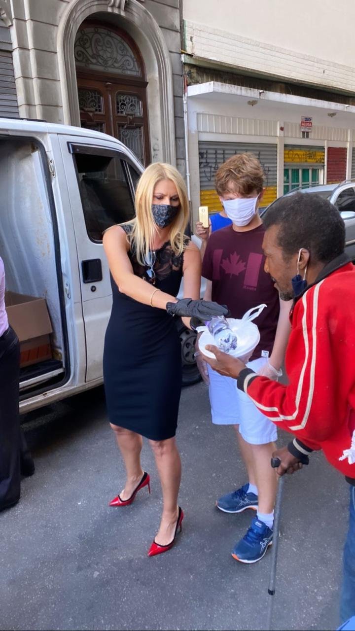 Val Marchiori distribui mantimentos para moradores de rua