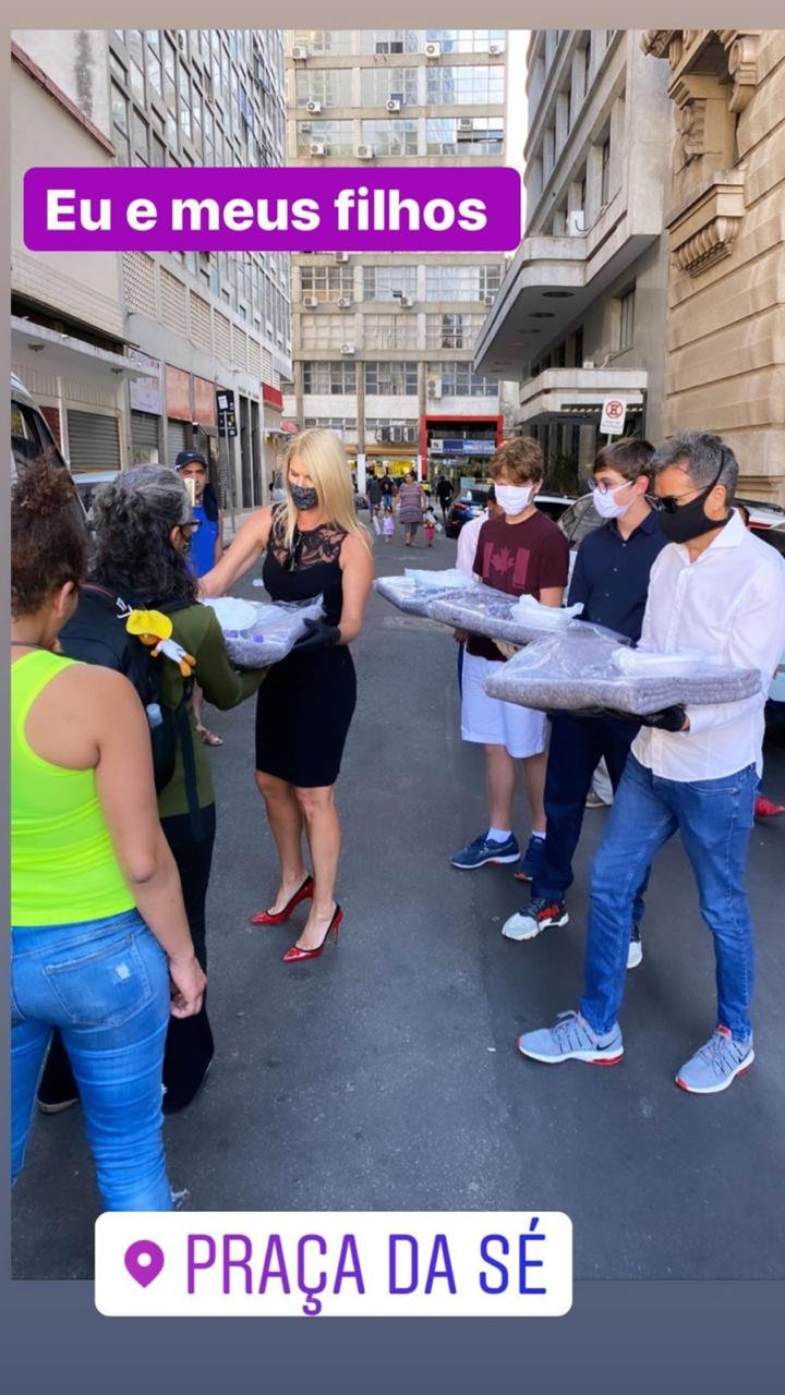 Val Marchiori distribui mantimentos para moradores de rua