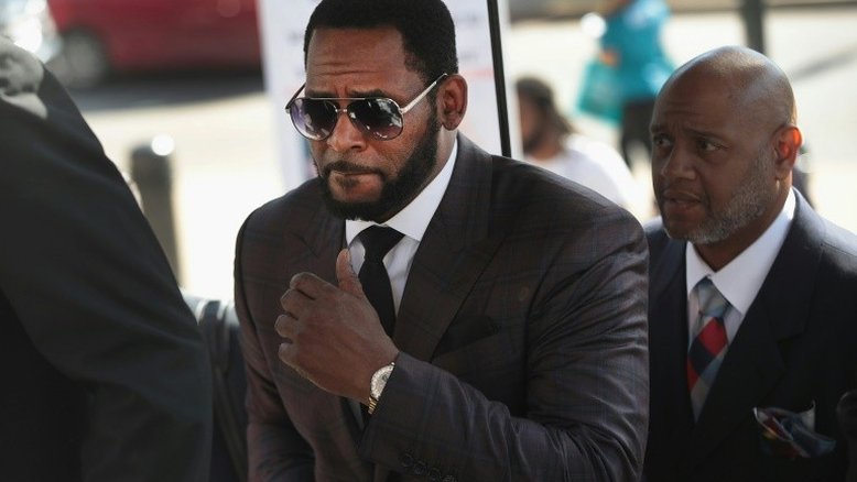 Colaboradores de R. Kelly acusados de intimidar denunciantes de abuso sexual