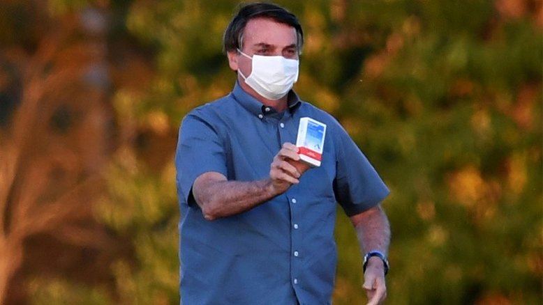 Um presidente negacionista, mitômano, ignorante e cínico