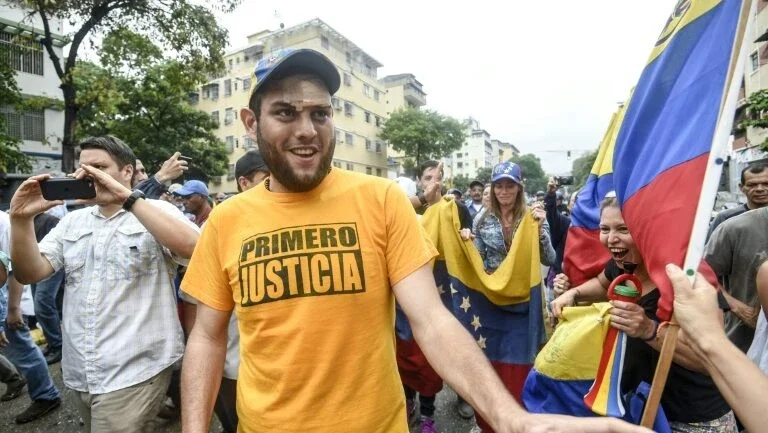 Opositor acusado de atentar contra Maduro vai para prisão domiciliar na Venezuela