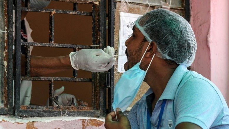 Na Índia, a epidemia ganha espaço nas pequenas cidades e no campo