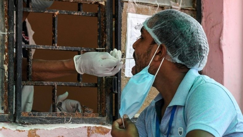 Na Índia, a epidemia ganha espaço nas pequenas cidades e no campo