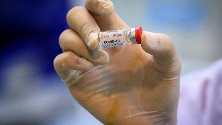 A vacina contra a COVID-19 deve ser gratuita nos EUA, segundo o governo
