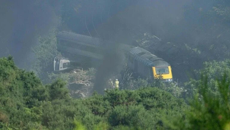 Segurança de rede ferroviária britânica na mira após descarrilamento
