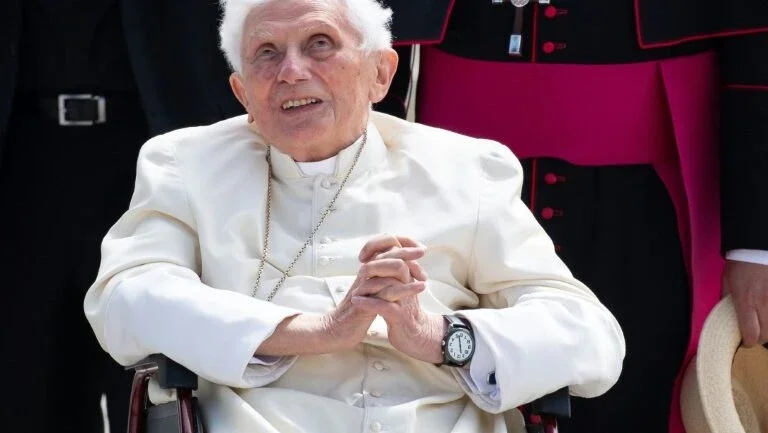 Bento XVI está melhor após grave infecção no rosto
