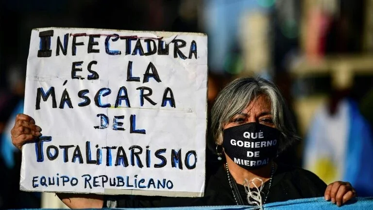 Protesto da oposição desafia quarentena na Argentina, apesar de recordes de contágios