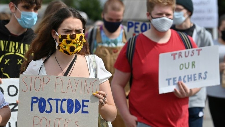 Governo britânico sob tempestade de críticas por resultados do ensino médio