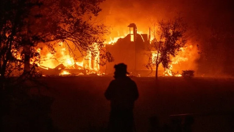 Califórnia em estado de emergência por incêndios após tempestade elétrica