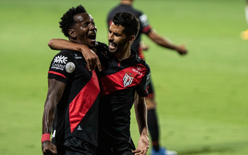 Atlético-GO passa fácil pelo Flamengo em noite tenebrosa do time de Dome