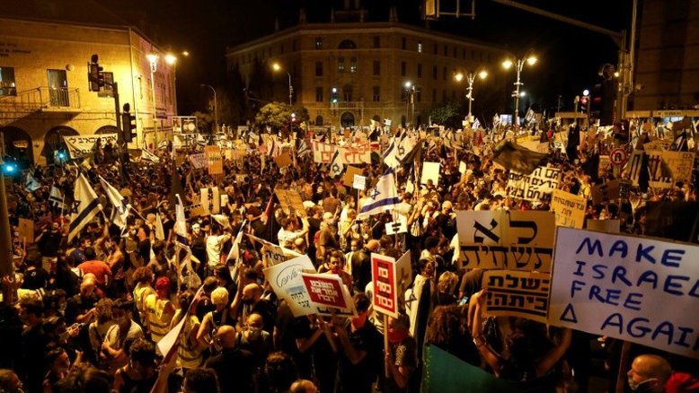 Milhares de israelenses protestam contra premier e gestão da pandemia