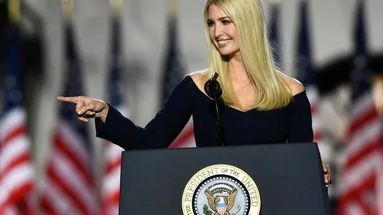 De um lugar de honra, Ivanka Trump se afirma como possível herdeira