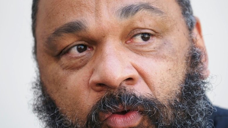 Facebook proíbe publicações de humorista por "zombar de judeus"