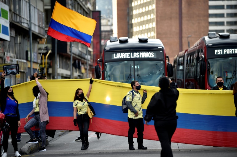 Comerciantes protestam contra medidas de confinamento na capital da Colômbia