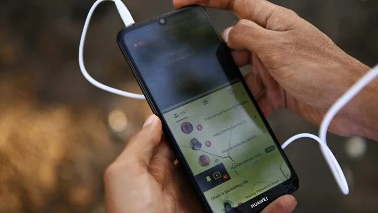 Estudo aponta que usuários deixariam cachorro, álcool e sexo por celular