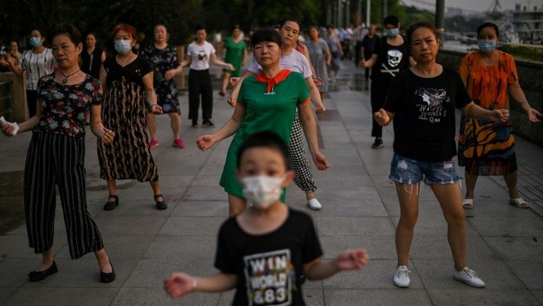 No berço da pandemia, moradores de Wuhan abandonam a máscara