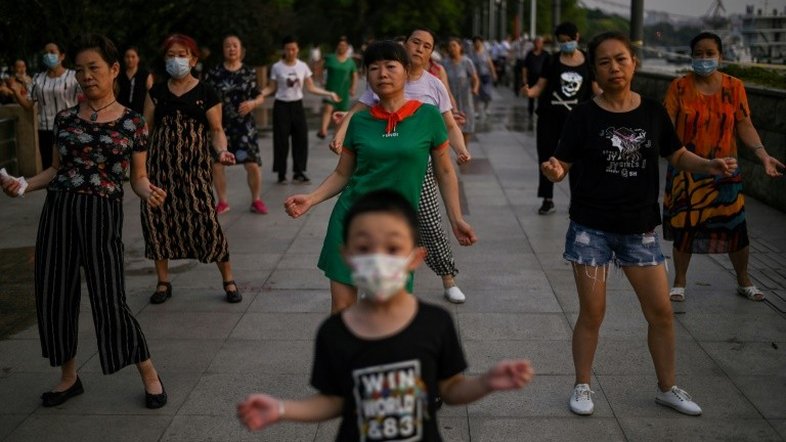 No berço da pandemia, moradores de Wuhan abandonam a máscara