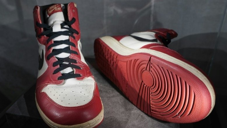 Tênis de Michael Jordan é leiloado por US$615.000, um recorde