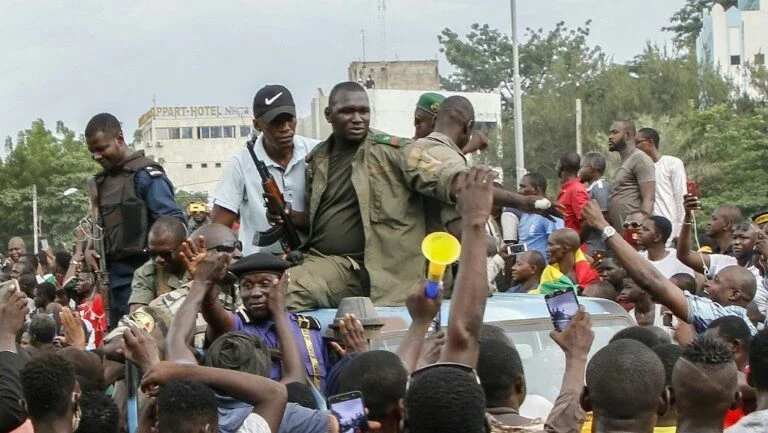 Líder de motim no Mali anuncia prisão de presidente e primeiro-ministro