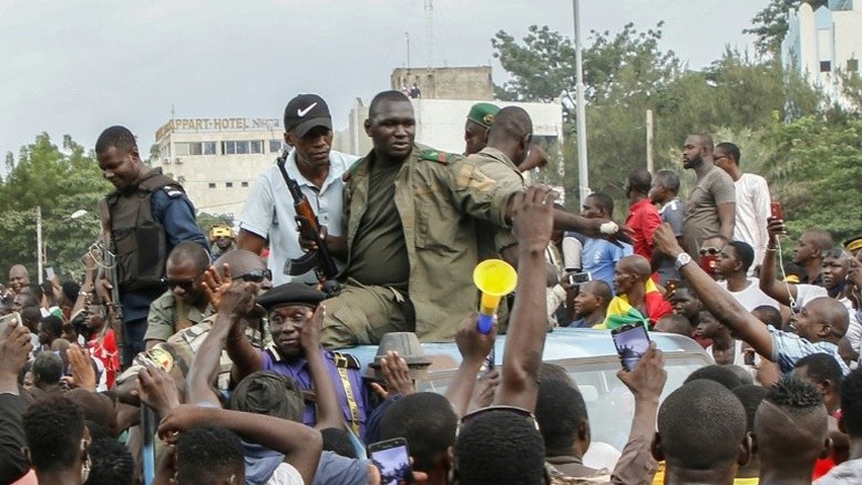 Líder de motim no Mali anuncia prisão de presidente e primeiro-ministro