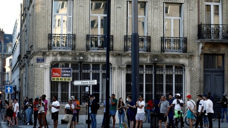 Homem se entrega após fazer reféns em banco da França