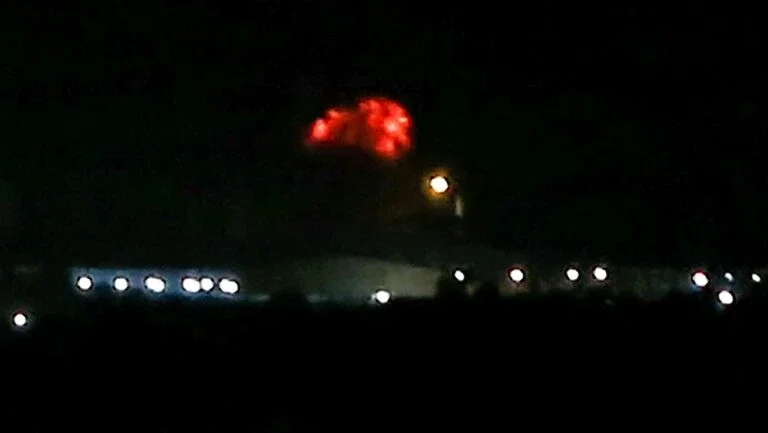 Israel ataca e anuncia sanções a Gaza em resposta a balões incendiários