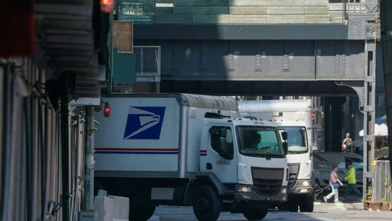 Trump e serviço postal são processados por mudanças que ameaçam votação por correio