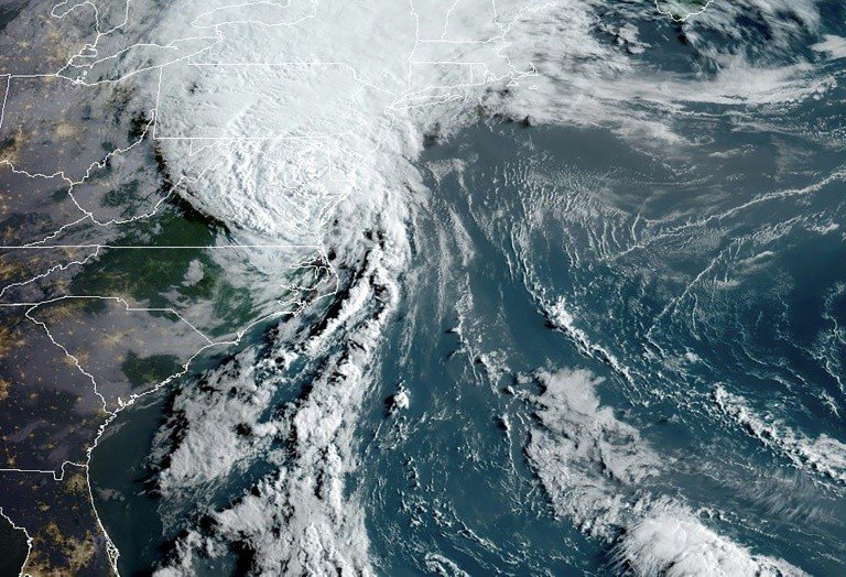 Tempestade isaías avança pela costa leste dos eua; nova york se prepara