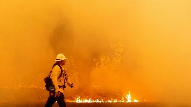 Califórnia pede ajuda em incêndios que obrigam milhares de pessoas a evacuar