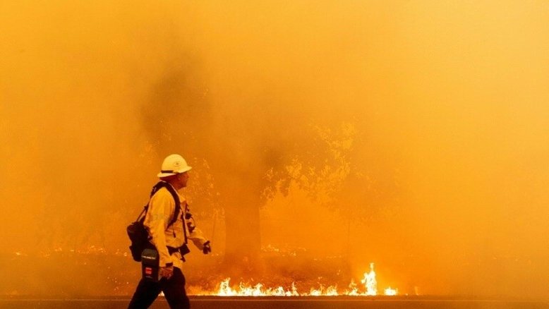 Califórnia pede ajuda em incêndios que obrigam milhares de pessoas a evacuar